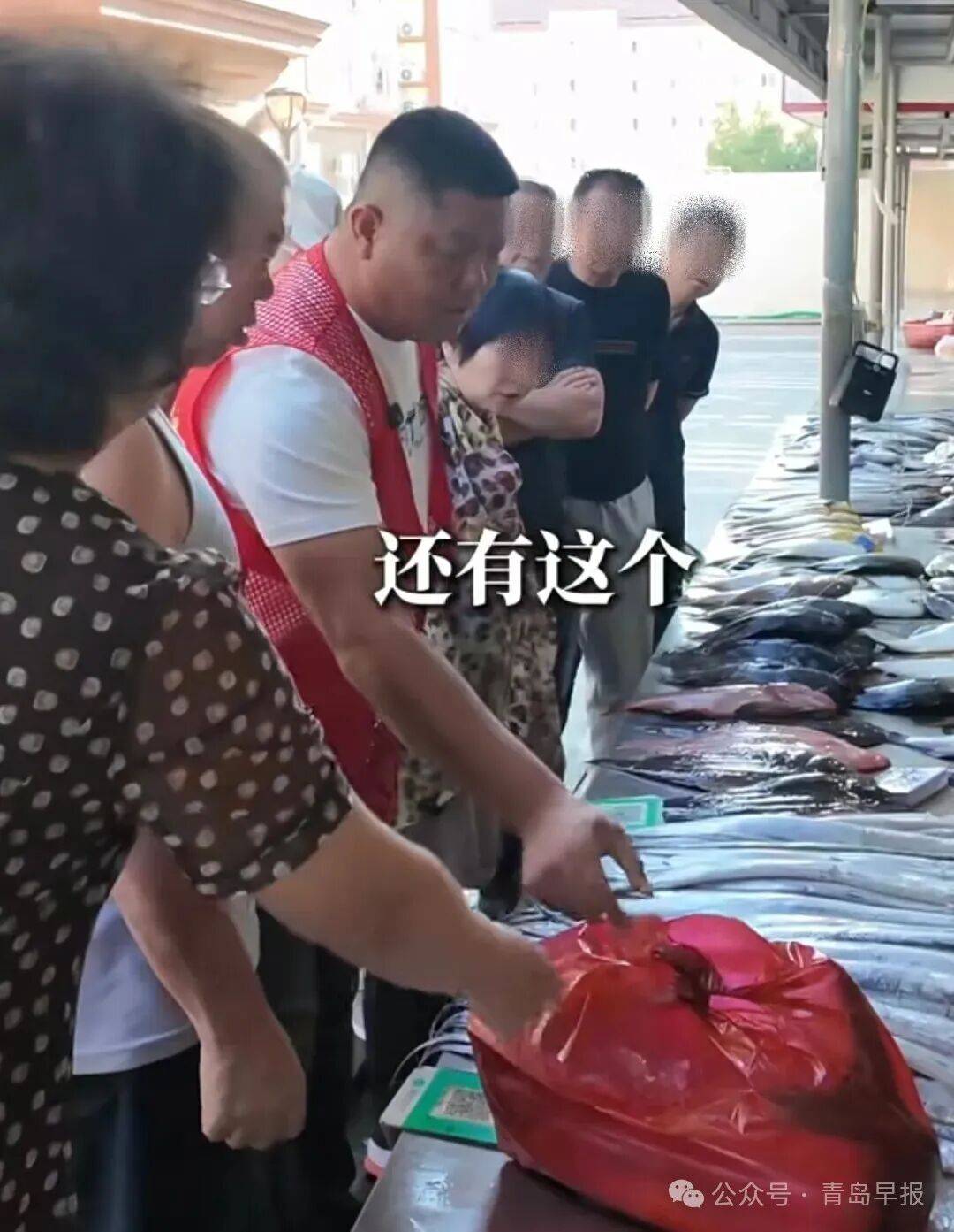 皇冠球盘怎么做代理_河北秦皇岛一摊贩因使用不透明塑料袋装海鲜被停业皇冠球盘怎么做代理,市场管理人员:不透明袋子更重,推广白袋图的就是“透明”;当地市场监督管理局回应