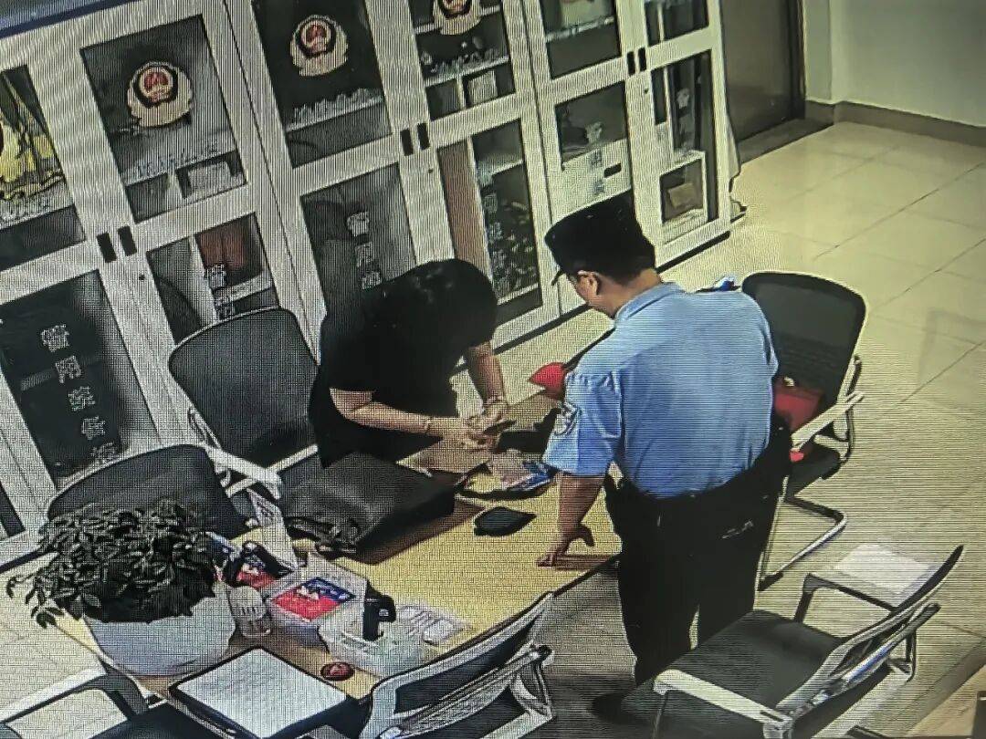皇冠信用网代理流程_落地杭州机场后皇冠信用网代理流程,女子哭着打电话给丈夫:包不见了,恐怕要损失几十万元生意!濒临崩溃时,一通电话打了过来