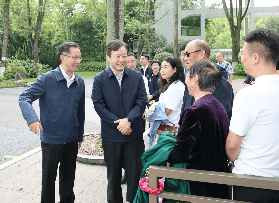 亚洲杯足球比分_四川省委常委、成都市委书记曹立军亚洲杯足球比分,到成都大熊猫繁育研究基地检查,与游客交流