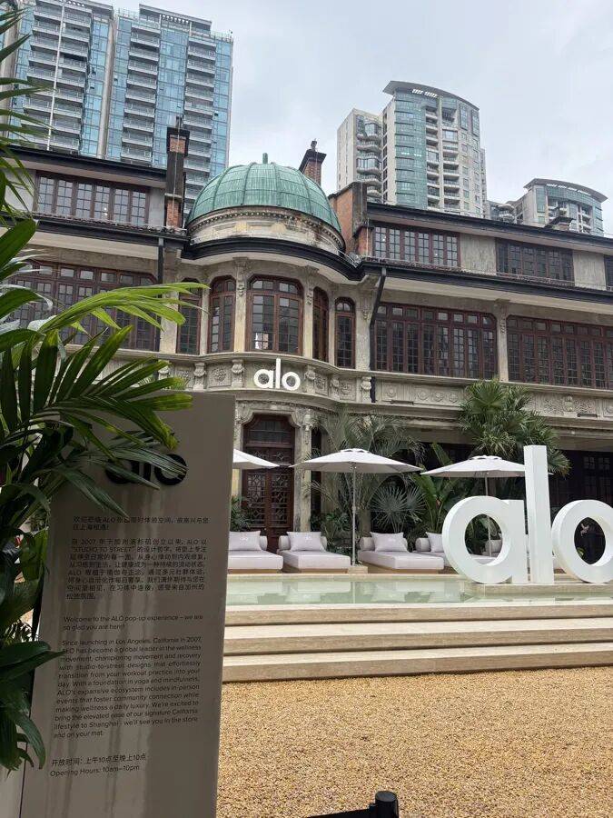 皇冠信用网占成代理_上海又又又排队!印尼一家四口5分钟清空两层货架;新店排队2小时入场皇冠信用网占成代理,“懂经”的直奔试衣间