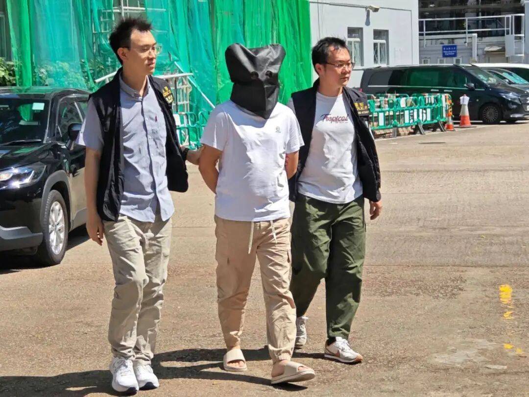 皇冠信用网开户_内地男子在香港住酒店下楼抽烟皇冠信用网开户,2分钟内价值3000万港元黄金被换成30公斤柔顺剂,警方:系同行朋友精心策划,已拘捕2人