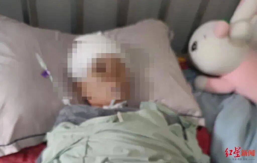 皇冠信用网在线开户_杭州一女子开车等红灯被追尾皇冠信用网在线开户,后脑勺鲨鱼夹撞稀碎