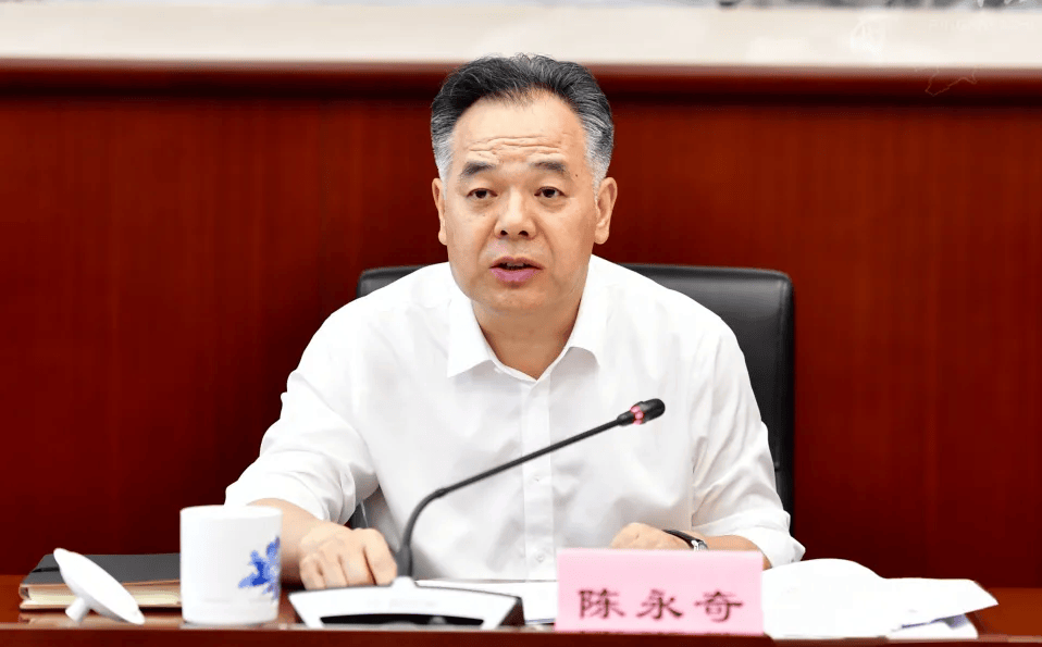 皇冠退水
_陈永奇任江西省政府党组书记