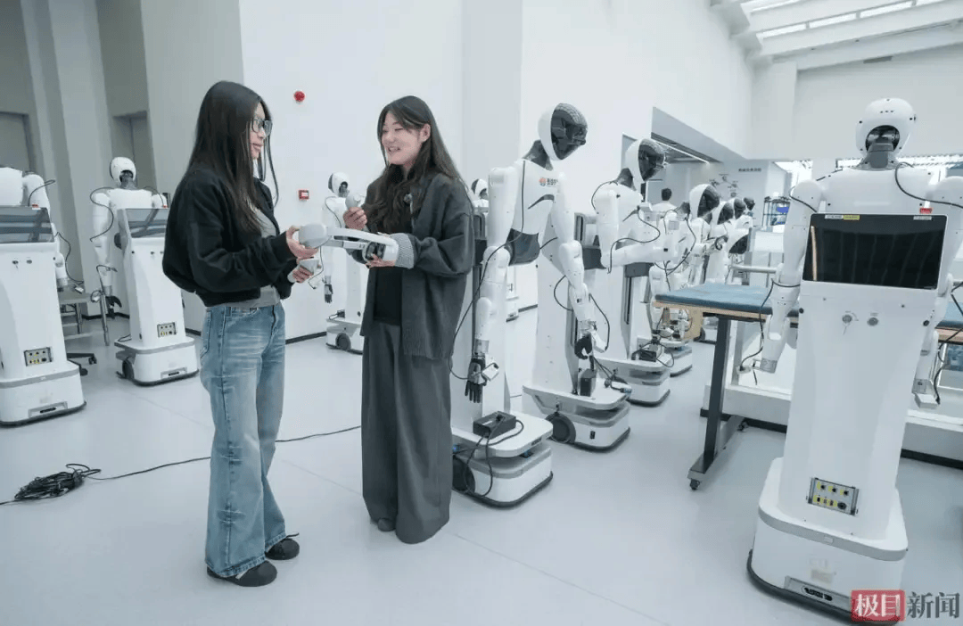 世界杯足球开户
_浙江00后女生一口气租30套房世界杯足球开户
,每套只住一周,中介怀疑她是骗子,真相让人意外:带50多人教机器人做家务、练技能